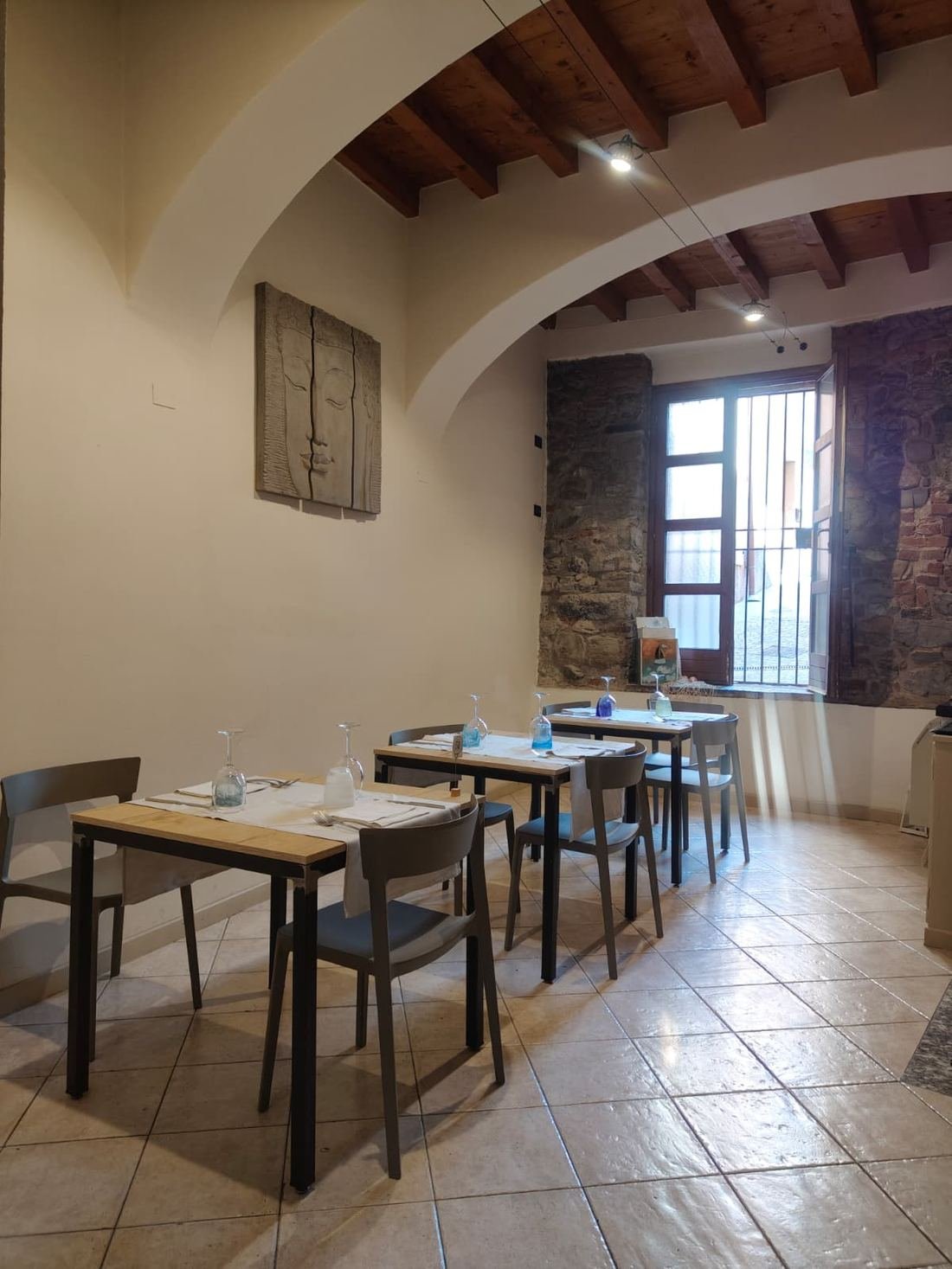 La sala con archi e travi a vista